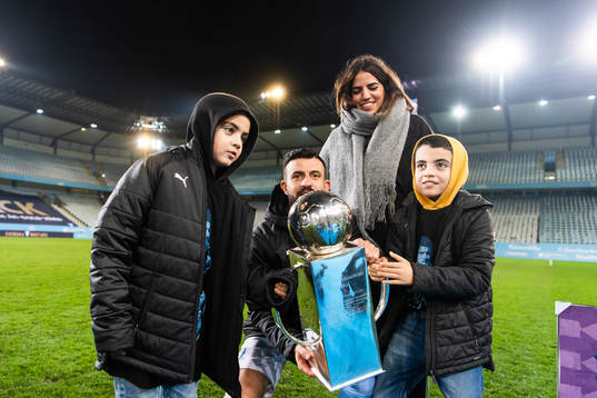 Malmö FFs Behrang Safari med sin familj när han hyllas