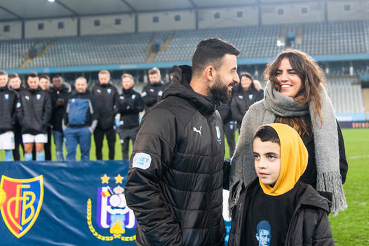 Malmö FFs Behrang Safari med sin familj när han hyllas