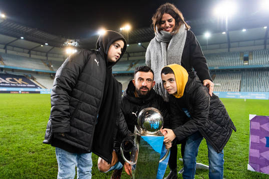 Malmö FFs Behrang Safari med sin familj när han hyllas