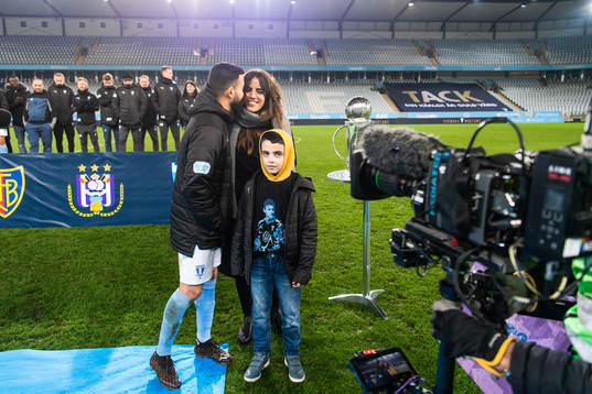 Malmö FFs Behrang Safari med sin familj när han hyllas