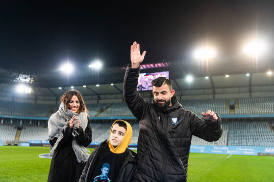 Malmö FFs Behrang Safari med sin familj när han hyllas