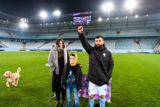 Malmö FFs Behrang Safari med sin familj när han hyllas