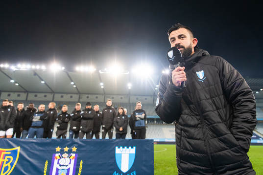 Malmö FFs Behrang Safari håller tal när han hyllas