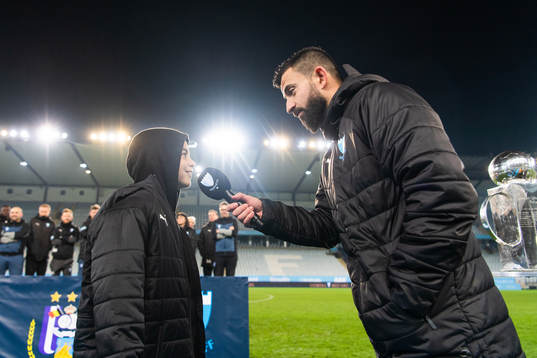 Malmö FFs Behrang Safari med sin son Leon som håller tal