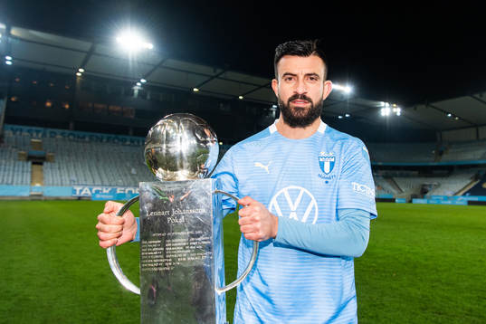 Malmö FFs Behrang Safari med Lennart Johanssons pokal