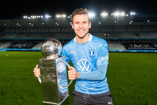 Malmö FFs Arnór Traustason med Lennart Johanssons pokal