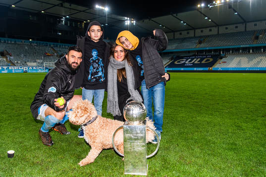 Malmö FFs Behrang Safari med sin familj och hunden Dante