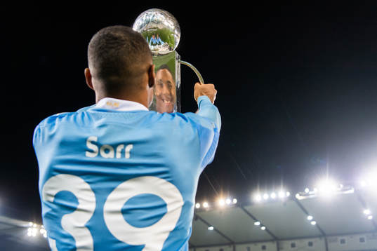 Malmö FFs Amin Sarr med Lennart Johanssons pokal