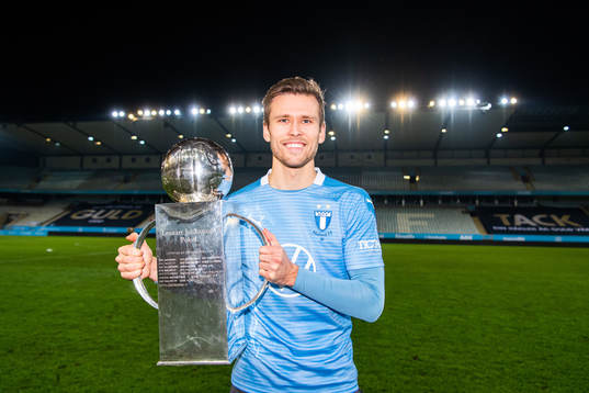 Malmö FFs Arnór Traustason med Lennart Johanssons pokal