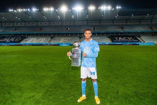 Malmö FFs Amin Sarr med Lennart Johanssons pokal