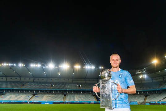 Malmö FFs Franz Brorsson med Lennart Johanssons pokal