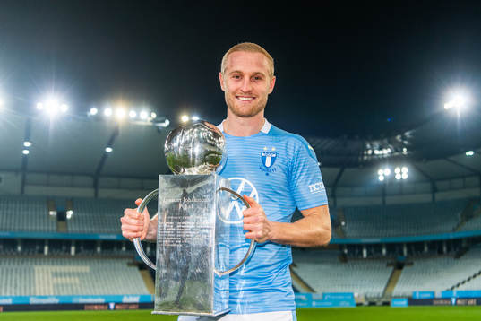 Malmö FFs Franz Brorsson med Lennart Johanssons pokal