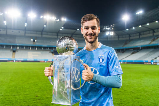 Malmö FFs Adi Nalic med Lennart Johanssons pokal