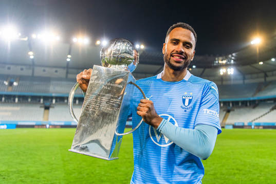 Malmö FFs Isaac Kiese Thelin med Lennart Johanssons pokal