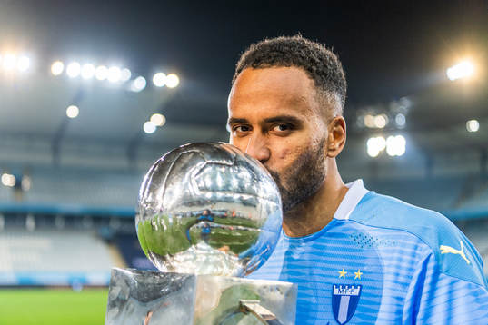 Malmö FFs Isaac Kiese Thelin med Lennart Johanssons pokal