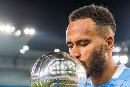 Malmö FFs Isaac Kiese Thelin med Lennart Johanssons pokal