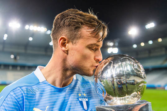 Malmö FFs Eric Larsson med Lennart Johanssons pokal