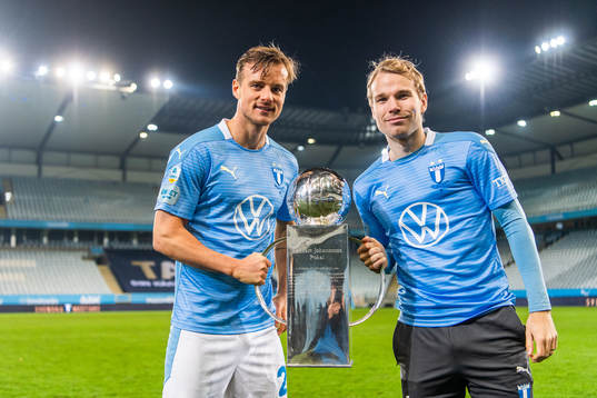 Malmö FFs Eric Larsson och Oscar Lewicki med Lennart