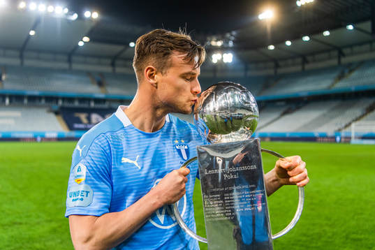 Malmö FFs Eric Larsson med Lennart Johanssons pokal