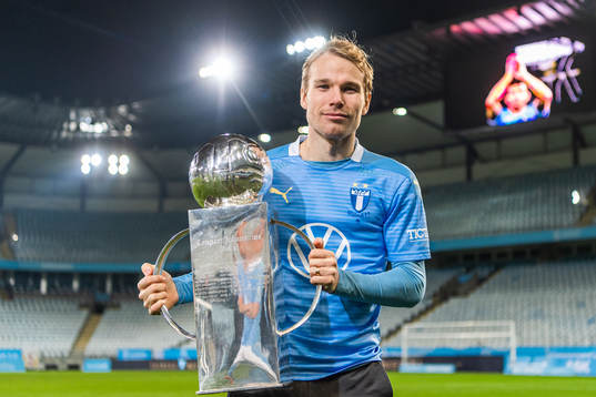 Malmö FFs Oscar Lewicki med Lennart Johanssons pokal