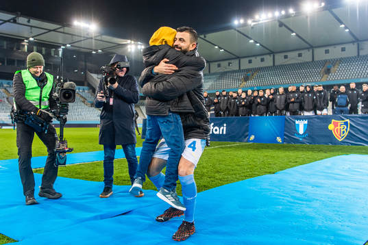 Malmö FFs Behrang Safari kramar sin son när han hyllas