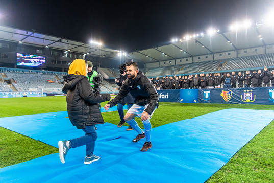Malmö FFs Behrang Safari kramar sin son när han hyllas