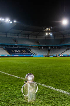Lennart Johanssons pokal på gräset i Eleda Stadion