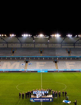 Malmö FFs spelare jublar och lyfter Lennart Johansson pokal