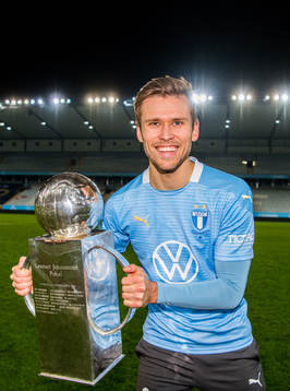 Malmö FFs Arnór Traustason med Lennart Johanssons pokal