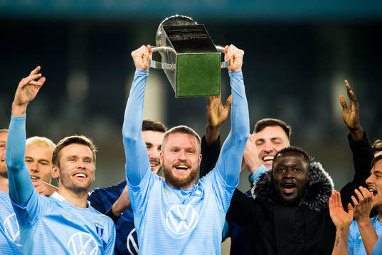 Malmö FFs Lasse Nielsen jublar med Lennart Johanssons pokal