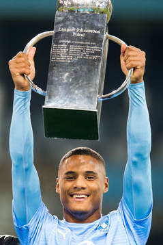 Malmö FFs Amin Sarr jublar med Lennart Johanssons pokal