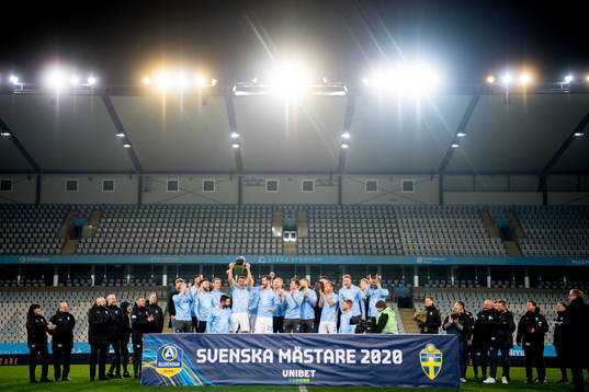 Malmö FFs Jonas Knudsen jublar med Lennart Johanssons pokal