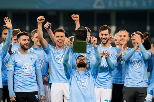 Malmö FFs Behrang Safari jublar med Lennart Johanssons