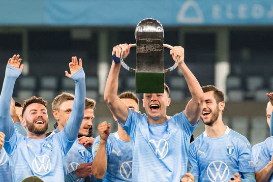 Malmö FFs Anel Ahmedhodzic jublar med Lennart Johanssons