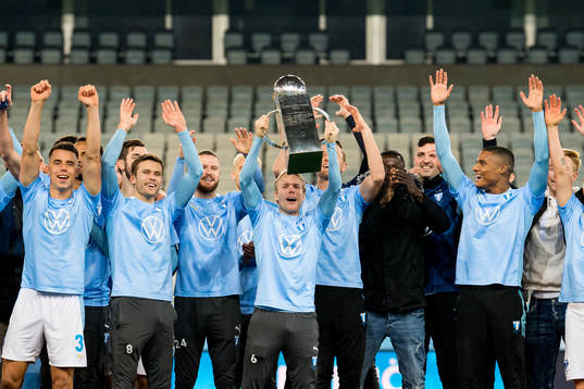 Malmö FFs Oscar Lewicki jublar med Lennart Johanssons pokal