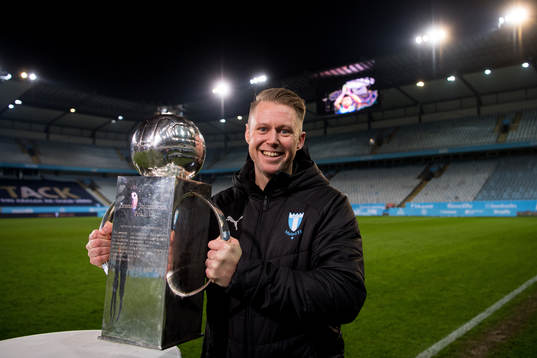 Malmö FFs fysioterapeut Jesper Robertsson med Lennart