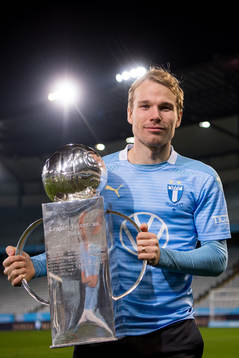 Malmö FFs Oscar Lewicki med Lennart Johanssons pokal