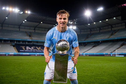 Malmö FFs Eric Larsson med Lennart Johanssons pokal