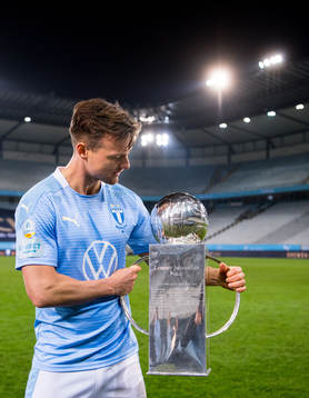 Malmö FFs Eric Larsson med Lennart Johanssons pokal