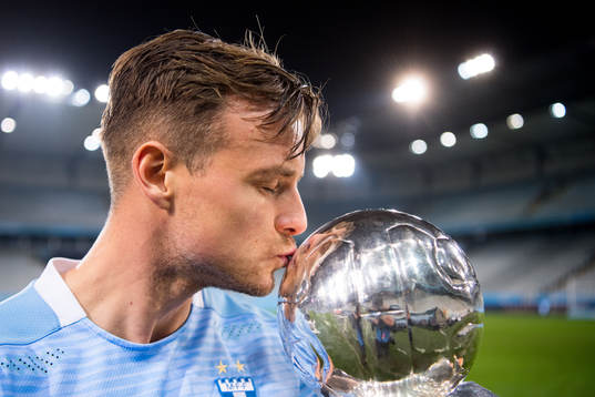 Malmö FFs Eric Larsson med Lennart Johanssons pokal