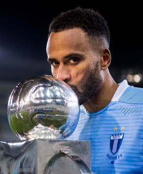 Malmö FFs Isaac Kiese Thelin med Lennart Johanssons pokal