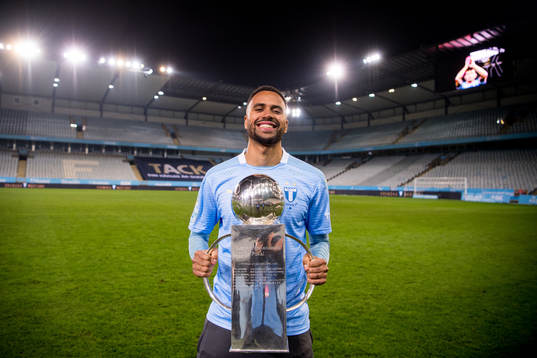 Malmö FFs Isaac Kiese Thelin med Lennart Johanssons pokal