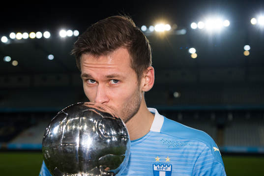 Malmö FFs Arnór Traustason med Lennart Johanssons pokal