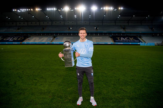 Malmö FFs Arnór Traustason med Lennart Johanssons pokal