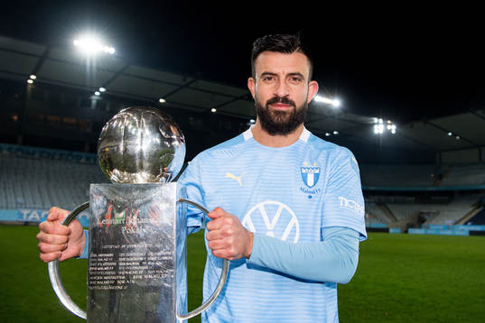 Malmö FFs Behrang Safari med Lennart Johanssons pokal