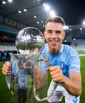 Malmö FFs Jonas Knudsen med Lennart Johanssons pokal
