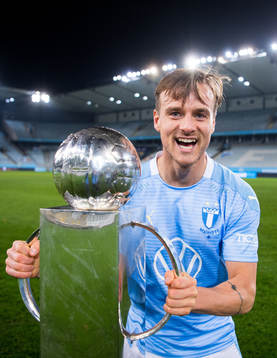 Malmö FFs Eric Larsson med Lennart Johanssons pokal