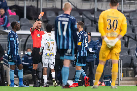 Varbergs Tashreeq Matthews får rött kort av domare Granit