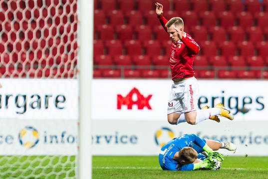 Kalmars Isak Jansson och Häckens målvakt Pontus Dahlberg