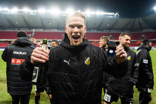 Häckens målvakt Pontus Dahlberg jublar med lilla silvret